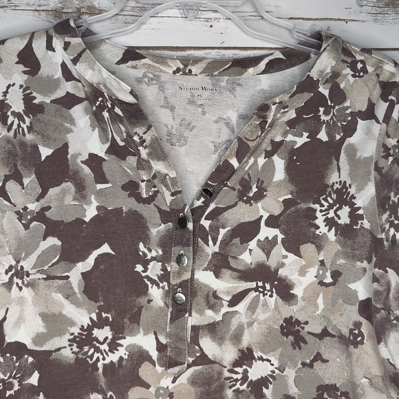 ✨3/$15✨ Studio Works Women's Floral Top Petite Small - Picture 2 of 9